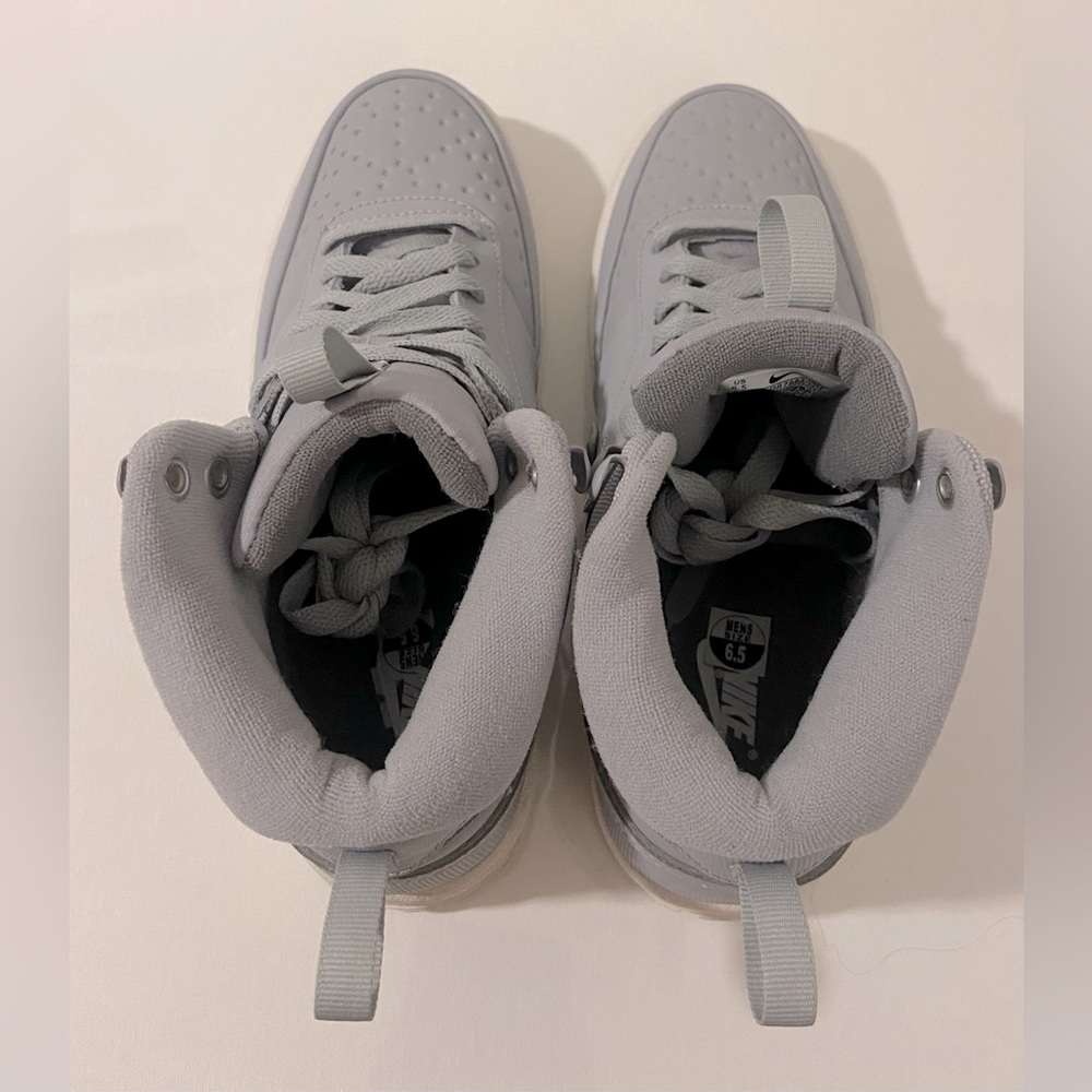 Nike Men’s High-Top Athletic Sneakers in Light Gray and White - Picture 5 of 6